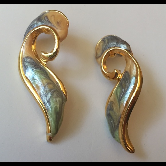 Jewelry - VINTAGE Goldtone Enamel Swirl Post Earrings ! ! !